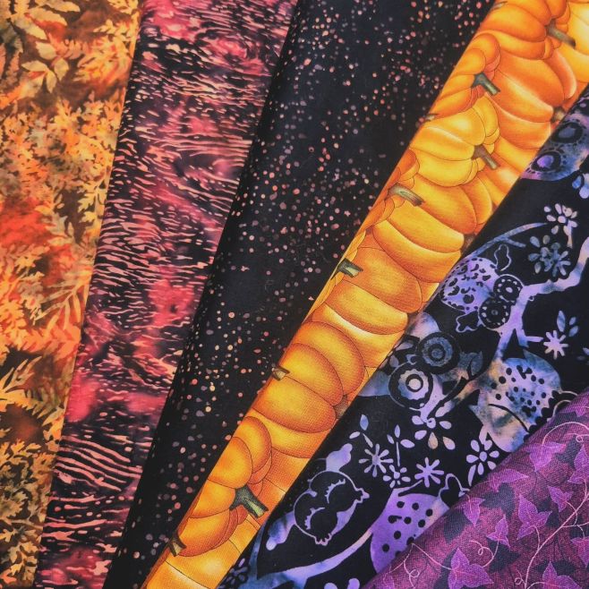 Decentní Halloween 🎃 trochu podzimních oranžových, nějaké strašidelné fialky, a samozřejmě nesmí chybět dýně. ❔️Slaví se u...